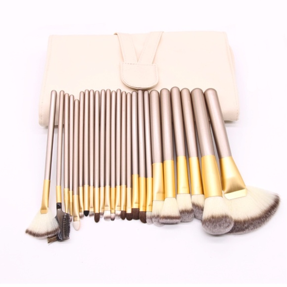 Cute Nation Other - NEW 24pc Pro Makeup Brush Set W/Bag